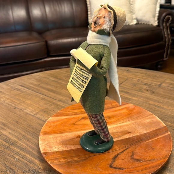 BYERS’ CHOICE LTD. CHRISTMAS CAROLERS. 2002 - Picture 3 of 6